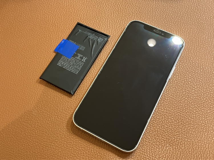 バッテリーの最大容量が70％になったiPhone12のバッテリー交換を承りました